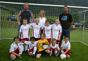 U 9 mit Obmann Hannes Bürtlmair, Sponsor Barbara Stibl, Markus Hudler als Vertreter des Trainers Siegfried Heigl