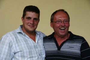 Bestens gelaunt - Trainer Günter Trsek mit seinem neuen Tormann Bernhard ("Bem") Wentner