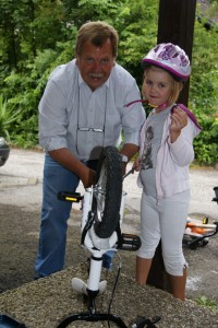 Lena half bei der Reparatur des Rades ihrer Schwester fleißig mit
