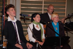 Martin Egger, Sabine Heigl und Karin Gottsbacher singen