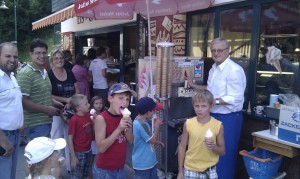 Warteschlange vor dem Eiscafe - hoffentlich noch öfter!