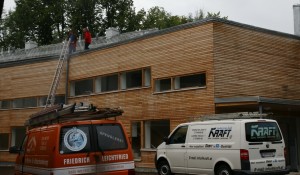 Der Bauleiter mit Fa. Leichtfried bei der Begutachtung des Daches