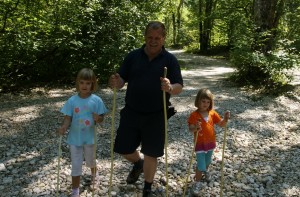 Mit selbst geschnittenen Stöcken macht das Wandern doppelten Spaß!