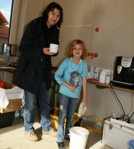 Ein richtiger Familienbetrieb - auch Julia hilft mit! Danke für den guten Kaffee und die Mehlspeise!