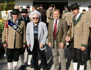 Lieber Walter, ich wünsche dir alles Gute und danke für die Einladung. Übrigens: besondere Beachtung fand, dass ich der einzige mit richtig roter Krawatte war!