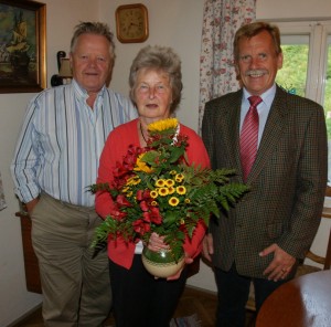 Liebe Ilse, lieber Leopold, ich wünsche euch weiterhin alles Gute und danke für den netten Abend. (Toni Paumann ist nicht im Bild, weil er fotografierte - vielen Dank)