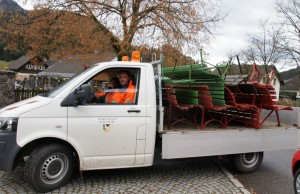 Harry und Maria sammeln die Bänke ein