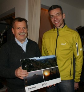 Lieber Heinz, danke für den Besuch, die guten Wünsche und den schönen Kalender. Ich wünsche dir und "deinem" Verein alles Gute und bedanke mich für euren Einsatz!