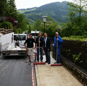 Gehsteig in zwei Tagen gepflastert - danke! Lasst euch die Jause gut schmecken!