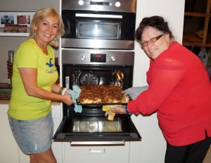 Silvia und Roswitha bereiteten die köstlichen Käsknöpfle zu
