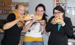 Lisa, Eva und Carina versorgten die Gäste mit "Derbyburgern"