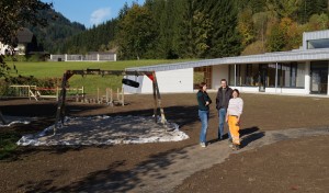 Vize Sepp Schachner, Kindergartenleiterin Sigrid Holzgruber und Maria Helmel am Kindergartenspielplatz