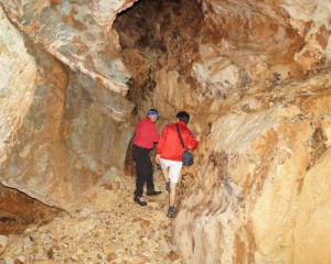 Thomas und Christian erkunden die Höhle