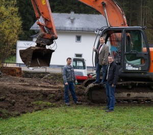 Humus wird abgehoben - im Hintergrund Haus Metz