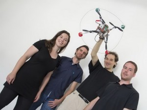 Annette Mossel, Christoph Kaltenriner, Hannes Kaufmann und Michael Leichtfried mit dem Quadcopter