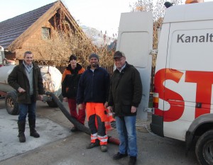 Vzbgm. Schachner, Peter Wurzer jun., Franz Prankl (Strabag Kanaltechnik), DI Gerold Peterbauer (Büro Pfeiller) bei der Druckprobe