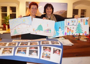 Birgit und Barbara freuen sich besonders über die Ausstellung der Zeichnungen unserer kleinen Künstler