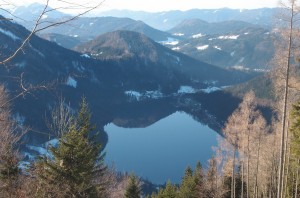 Der See ist noch völlig eisfrei