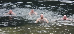 Die harten Kerle von Tauchsport St. Hippolyt und Tauchchlub Aelium Cetium stürzten sich nach dem Silvestertauchgang in die Fluten des Lunzersees