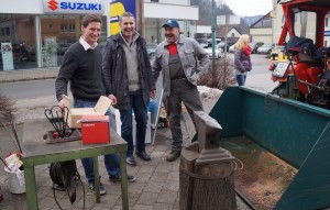 Thomas und Sepp helfen unserem Schmied beim Aufbau