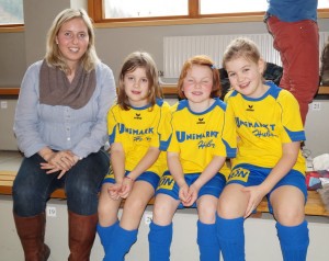 Frau Lehrerin - selbst Vereinsspielerin- ist stolz auf ihre Fußballerinnen