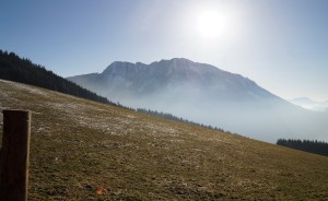 Blick über die Schipiste auf den Hetzkogel