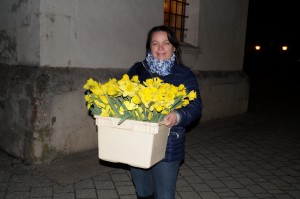 Elfi bringt die Blumen