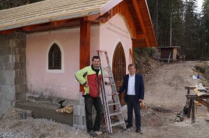 Das E-Werk versteckt sich hinter der Kapelle - alles Gute!