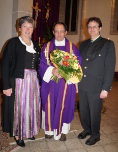 Für die Pfarrgemeinschaft gratulierten Maria Teufel und Hermann Schnabel.