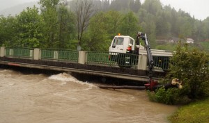 Ybbsbrücke beim Pegelhöchststand - Gemeinde-LKW im Einsatz! 