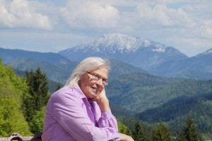 Erni Grubner genießt das herrliche Wetter auf der Terrasse.