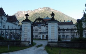 Schloss Seehof noch im Schatten - Hetzkogel bereits in der Sonne