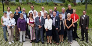 Team und Ehrengäste vor dem Wasserkluster