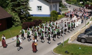 Festzug mit Musik