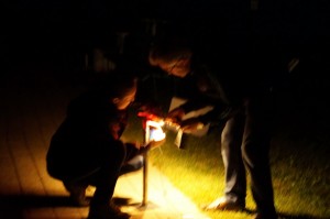 Aus der Dunkelheit wurde stockfinstere Nacht, aber unser Elektriker  Bert Sollböck  stand uns bis zum Ende mit Rat und Tat zur Seite.