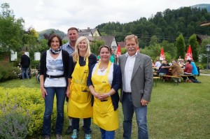 Renate, Kati und Elfi - bestens unterstützt von Markus- versorgten die Gäste. Herzlichen Dank für euren Einsatz!