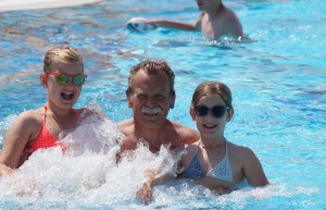 Familienurlaub in Italien - im Pool mit Lena und Sophie