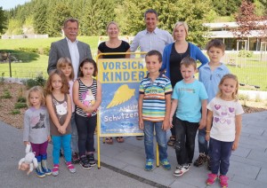 Mit den Plkakaten sollen die Verkehrsteilnehmer zu besonderer Rücksicht auf die Kinder hingewiesen werden.