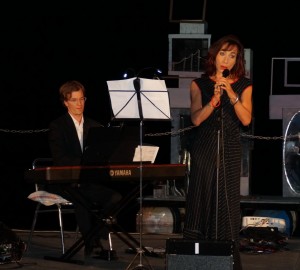  Andrea Eckert begeisterte mit ihren Chansons - begleitet von Benjamin Schatz, das Publikum.