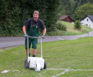 Leicht hat es unser neuer Platzwart bei den derzeit herrschenden Wetterverhältnissen nicht. Lieber Siegi, danke für deinen Einsatz.