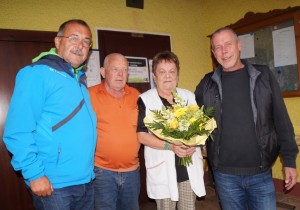 Im Namen aller Spieler bedankten sich Gerhard Egger und Hannes Hager bei den Kerns für die hervorragende Betreung bei der Meisterschaft und während der ganzen Saison.