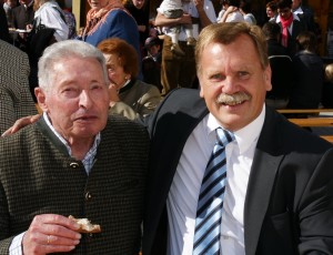 bis vor wenigen Jahrn war Hans Woller noch öfters bei  diversen Feiern- stets gut gelaunt - dabei!