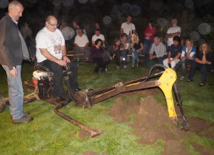 die mooderne Steuerungsanlage des Baggers macht ihm zu schaffen.