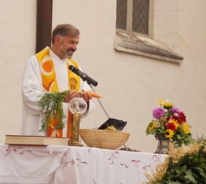 Unser Pfarrer Franz Trondl bei der Predigt