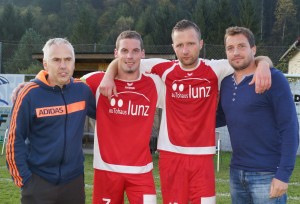 Trainer und Sektionsleiter mit den Torschützen Manuel Biber und Damian Misan