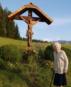 Gretl vor "ihrem" Kreuz, dass anlässlich der 90er-Feier eingeweiht wurde.