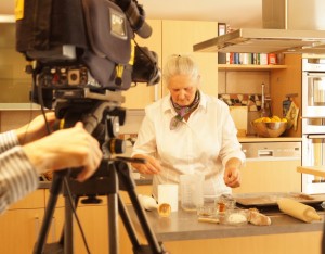 Gerda bäckt Lebkuchen