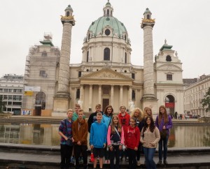 Vor der Karlskirche