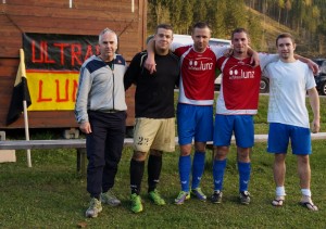 Erfolgstrainer Karl Loibl mit Tormann Schachi, Doppeltorschützen Damian Misan, Kapitän Mani Biber und Torschützen Simon Roseneder.