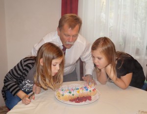 Sophie und Lena helfen dem Opa beim Ausblasen der vielen Kerzen! Liebe lena, liebe sophie, ich habe mich über eure Zeichnungen sehr gefreut!